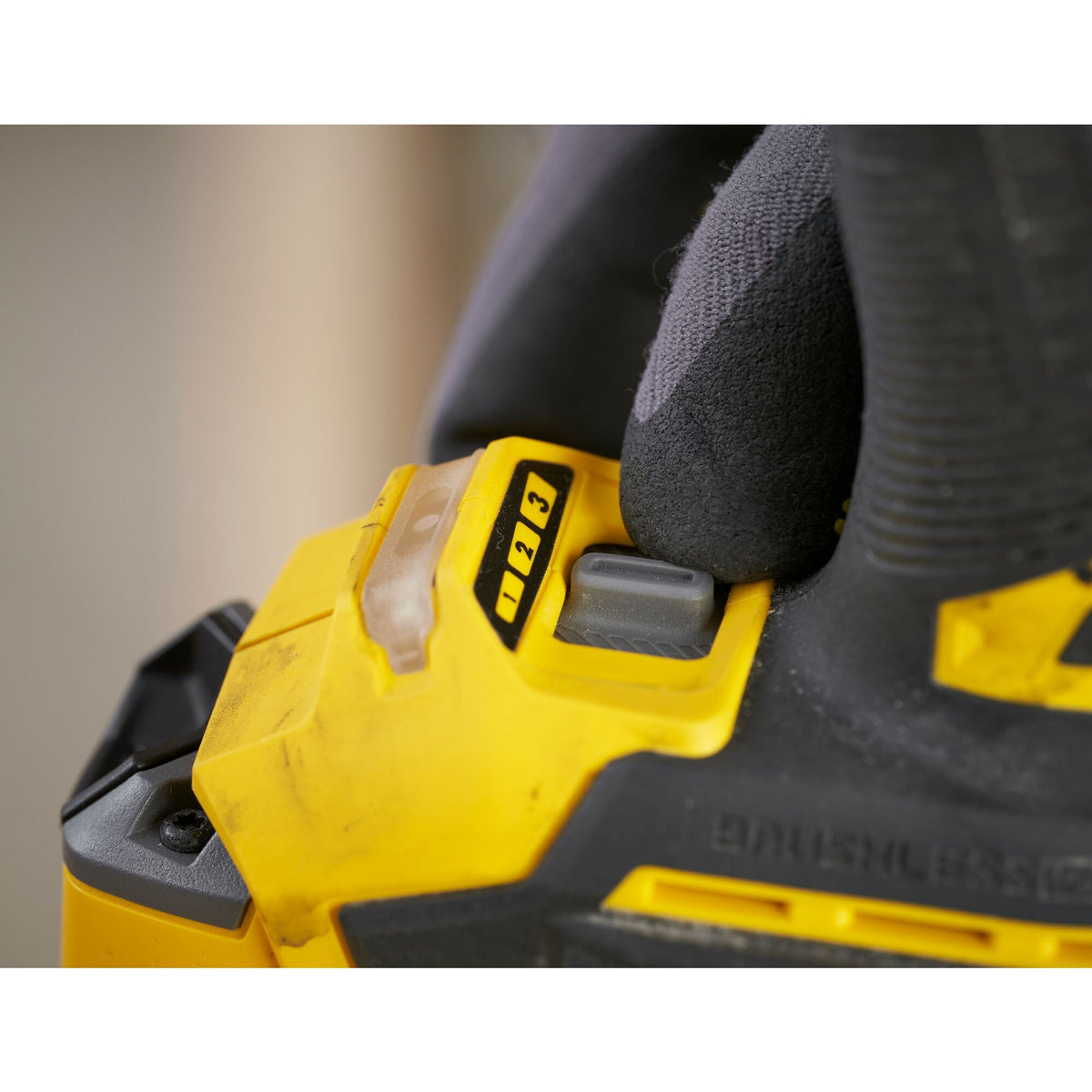 aparafusador de impacto brushless v20 li-ion 18v 203nm, porta-pontas 1/4" (6,35mm), 3 velocidades variáveis 1400, 2400, 3200 rpm, 4200 ipm. sem carregador/bateria - stanley (sfmcf830b-xj) - sfmcf830b-xj