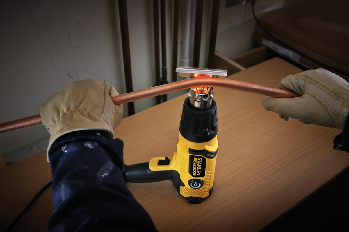 pistola de ar quente 2.000w, temperaturas 50° - 450°/70° - 600°, fluxo de ar 300/500 l x min. inclui 8 acessórios e mala - stanley (fme670k-qs) - fme670k-qs