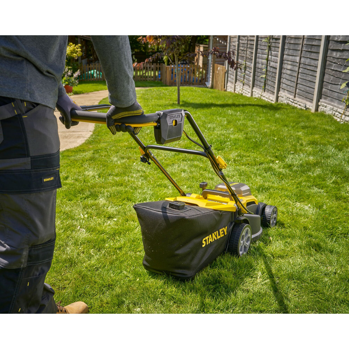 Corta-Relvas sem escovas V20 Li-Ion 2x18V 37cm com 2 baterias 4Ah - STANLEY (SCMWP3701M2-QW) - vista 4