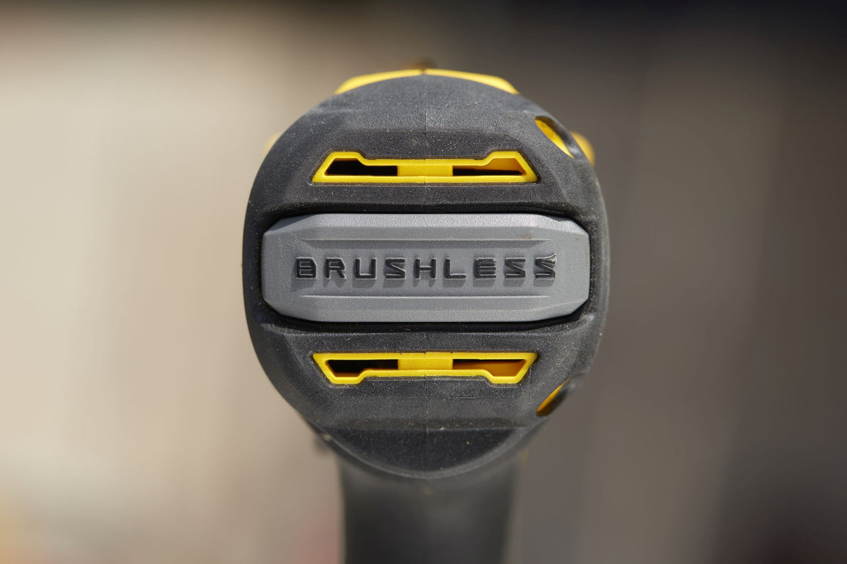 Berbequim com Percussão Brushless V20 18 V, 80 Nm, bucha metálica 13 mm, 14+1 posições, 2 velocidades 0–600/2.100 rpm, até 35.700 ipm. Inclui 2 baterias 4 Ah, carregador 2 A e mala - STANLEY (SFMCD721M2K-QW) - vista 2