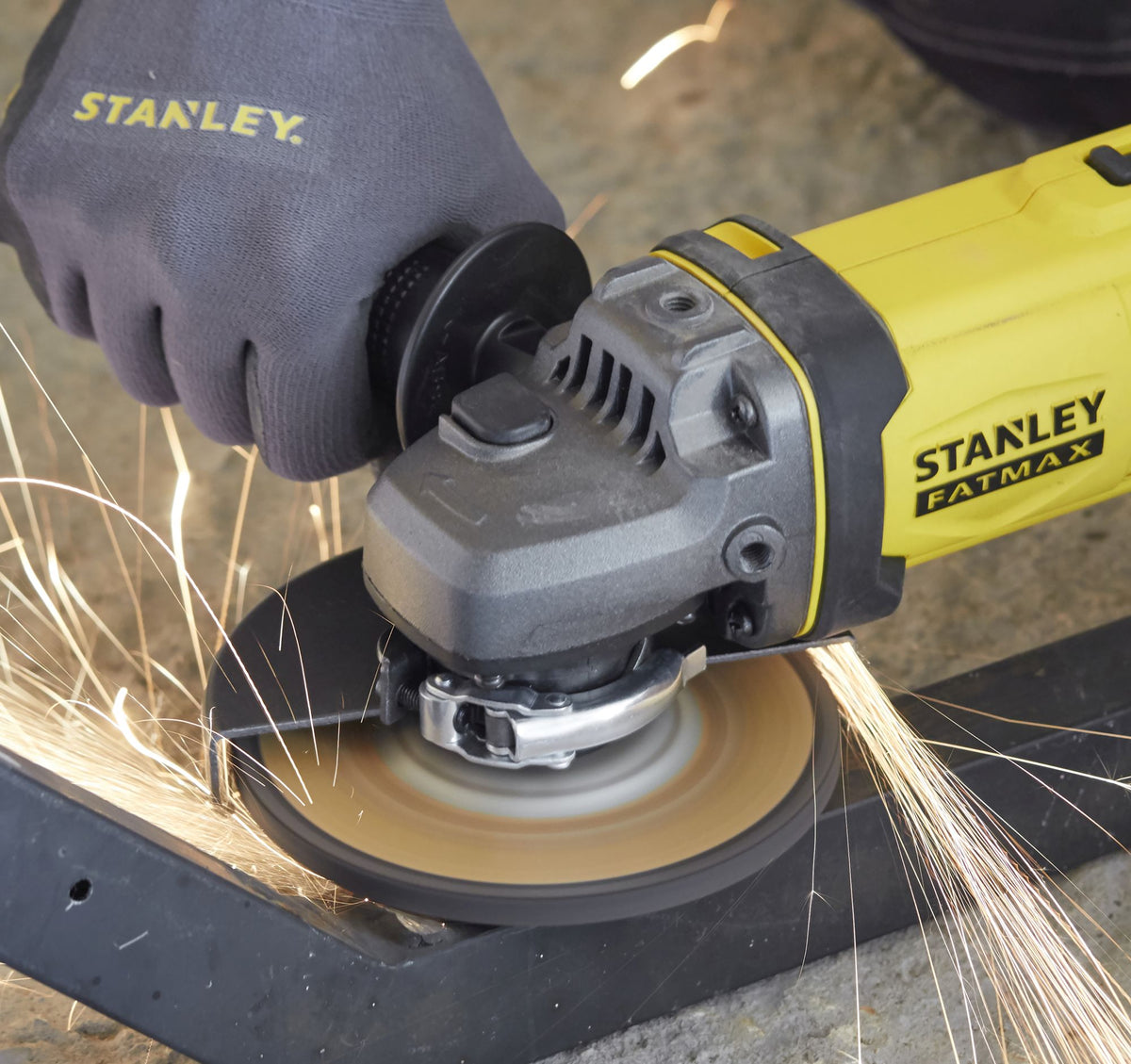 rebarbadora v20 18 v, disco 125 mm, 9.000 rpm, rosca m14, arranque suave e interruptor com bloqueio de segurança. inclui punho lateral, chave, 2 baterias 4 ah, carregador 2 a e mala - stanley (sfmcg400m2k-qw) - sfmcg400m2k-qw