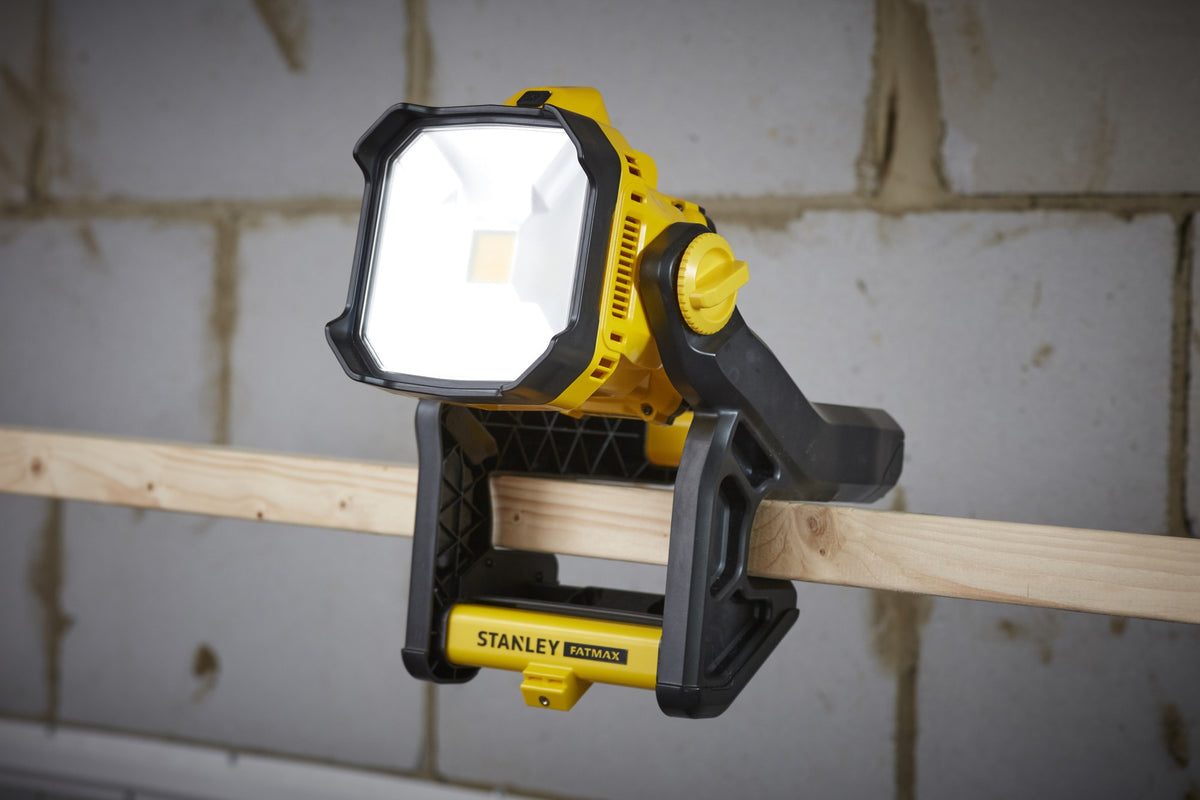 Luz de Área V20 Li-Ion 18V, 2 configurações de intensidade: 1.825 lúmenes em alta/650 lúmenes em baixa, rosca para tripé. Sem carregador/bateria - STANLEY (SFMCL030B-XJ) - vista 3