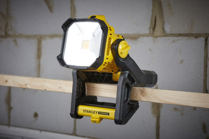 Luz de Área V20 Li-Ion 18V, 2 configurações de intensidade: 1.825 lúmenes em alta/650 lúmenes em baixa, rosca para tripé. Sem carregador/bateria - STANLEY (SFMCL030B-XJ) - vista 3