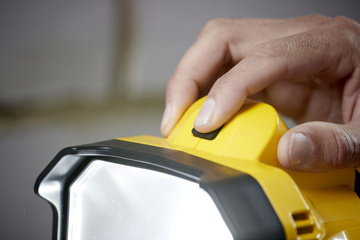 luz de área v20 li-ion 18v, 2 configurações de intensidade: 1.825 lúmenes em alta/650 lúmenes em baixa, rosca para tripé. sem carregador/bateria - stanley (sfmcl030b-xj) - sfmcl030b-xj
