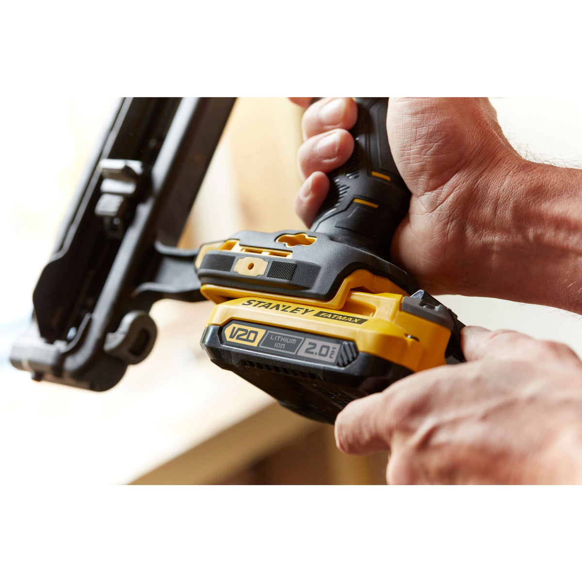 Pregadora de Acabamentos V20 18 V, 16 Ga, pregos 25–64 mm, Ø1,6 mm, capacidade 100, energia 60 J, disparo sequencial, desobstrução sem ferramentas e LED. Inclui 2 baterias 2 Ah, carregador 2 A e mala - STANLEY (SFMCN616D2K-QW) - vista 4