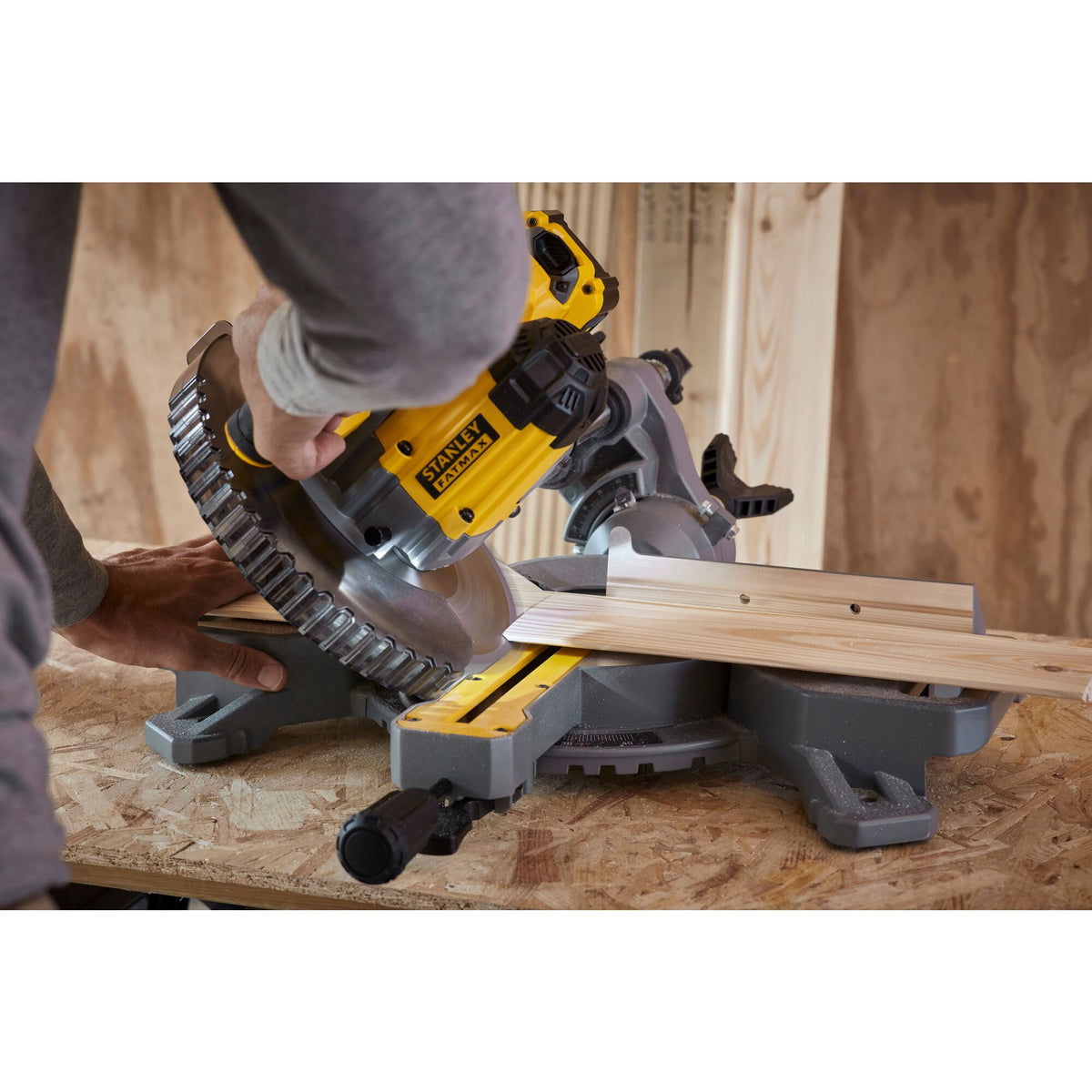 serra de esquadria v20 18 v, disco ø190 mm (furo 16 mm), 3.800 rpm, corte por sombra, bisel 0–47°, profundidade 90 mm, largura 216 mm. inclui disco tct 40 dentes, bateria 4 ah e carregador 2 a - stanley (sfmcs701m1-qw) - sfmcs701m1-qw