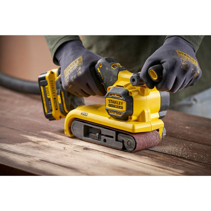 lixadora de rolos brushless v20 li-ion 18v, velocidade variável 180 - 280 m/min, tamanho da cinta 75 x 475 mm. sem carregador/bateria - stanley (sfmcw223b-xj) - sfmcw223b-xj